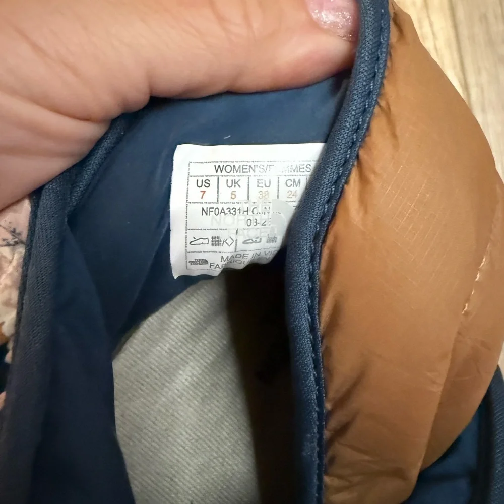 The North Face Thermoball Traction Booties women’s Size 7 - Picture 6 of 8